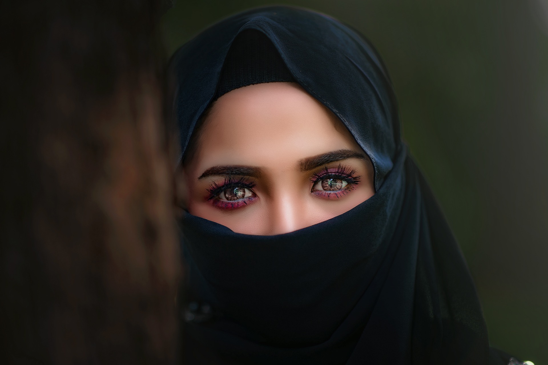 ヒジャブをつけたイスラム教徒の女性