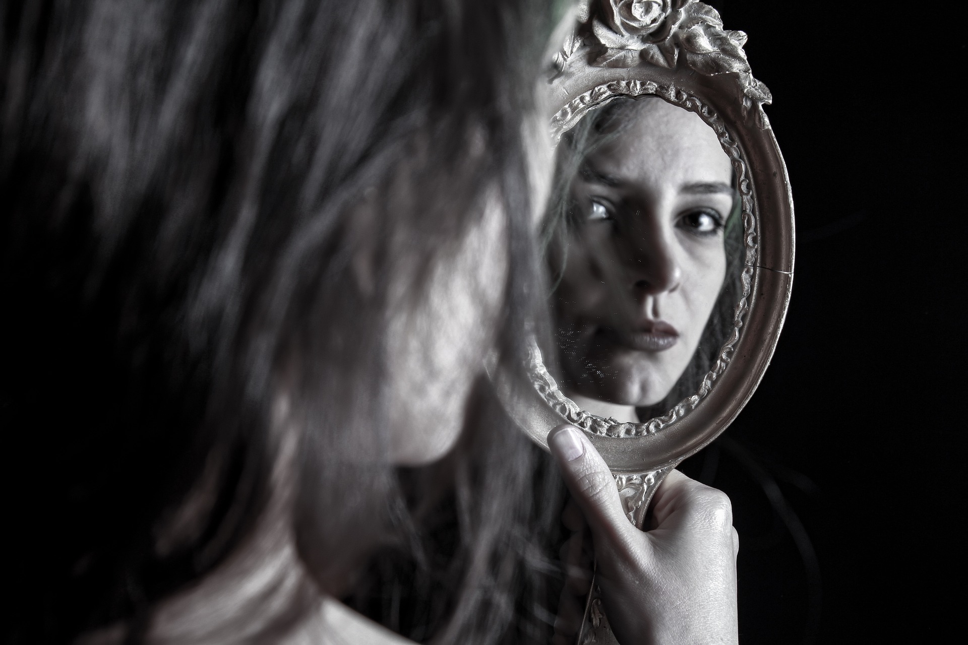 鏡に映ったイラン人女性の顔